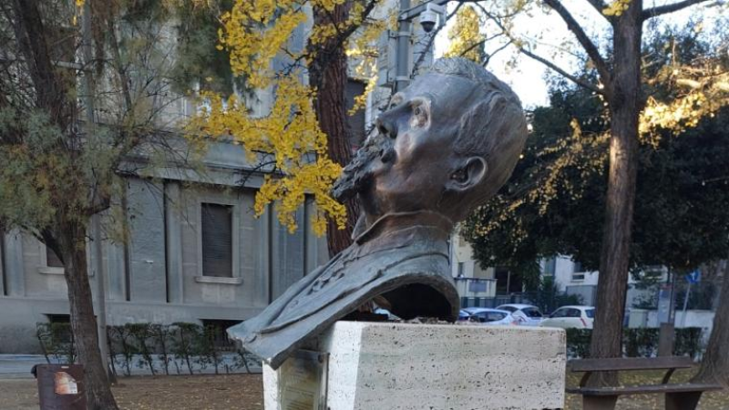 Teramo. Vandalizzato lungo i tigli il busto di Vincenzo Irelli - Foto