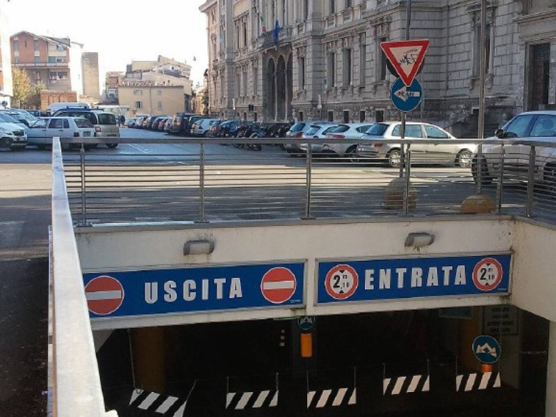 Il parcheggio di piazza Dante torna al comune: la riconsegna il 21 dicembre - Foto