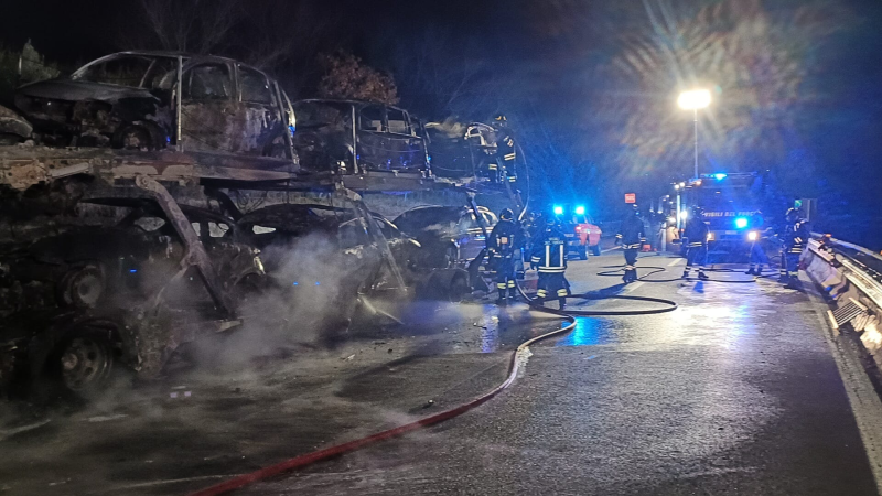 Silvi. Prende fuoco un autoarticolato in A14: tutti i mezzi distrutti, l'autista in salvo - Foto