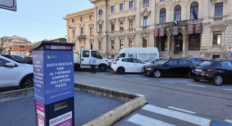 Piazza Dante torna al comune di Teramo e resta a pagamento: sosta gratis però fino al 7 gennaio - Foto