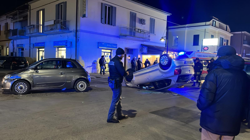 Rocambolesco incidente a San Nicolò: un'auto si ribalta ma nessun ferito grave - Foto