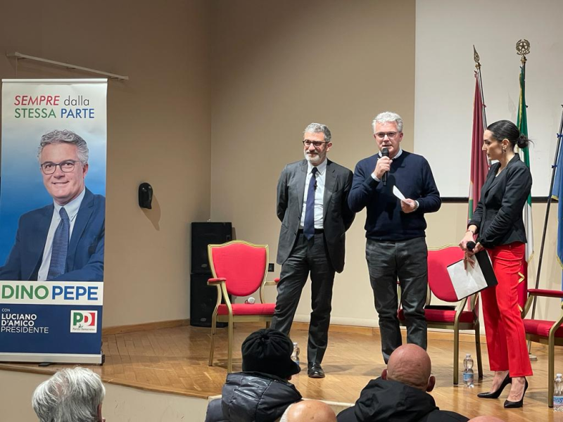 Pepe e D'Amico riempiono la sala Allende di Nereto: una serata per illustrare il Patto per l'Abruzzo - Foto