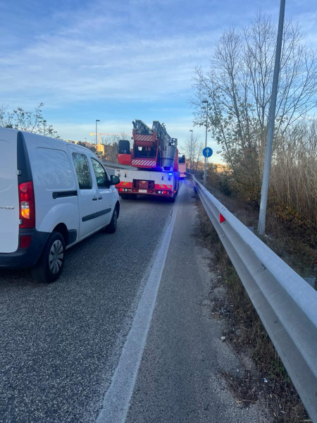 Pullman bloccato sulla rampa di accesso della Teramo Mare - Foto