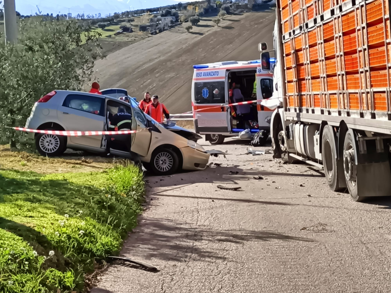 Scontro violento a Morro D’Oro tra un’auto e un autoarticolato: grave un 34enne - Foto