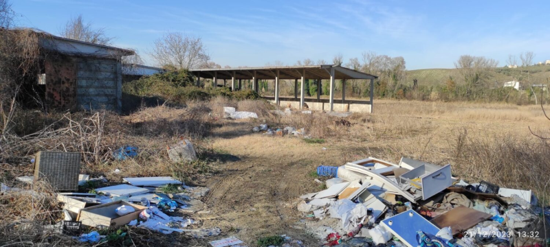 A Poggio Morello una discarica a cielo aperto tra due casolari abbandonati - Foto