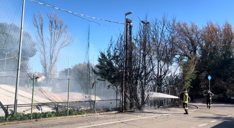 Prende fuoco il campo da tennis della Gammarana di Teramo: importanti i danni al pallone - Foto