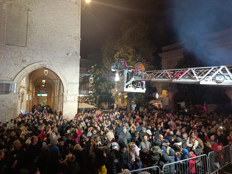 Grande successo per la discesa delle Befane dei Vigili del fuoco in Piazza Orsini nel pomeriggio dell'Epifania - Foto