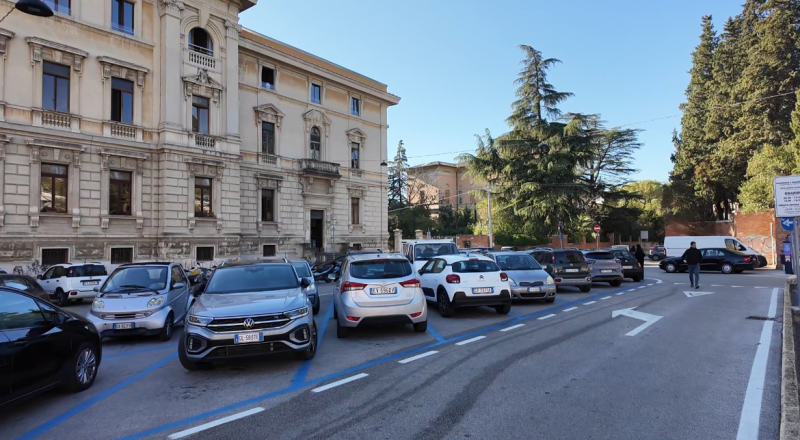 Domani 20 parcheggi blu di viale Mazzini tornano bianchi e piazza Dante passa a Easy Help - Foto