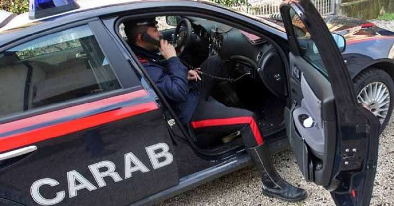 Secondo lui la madre gli avrebbe stirato male i pantaloni ed è preso da un'attacco d'ira - Foto