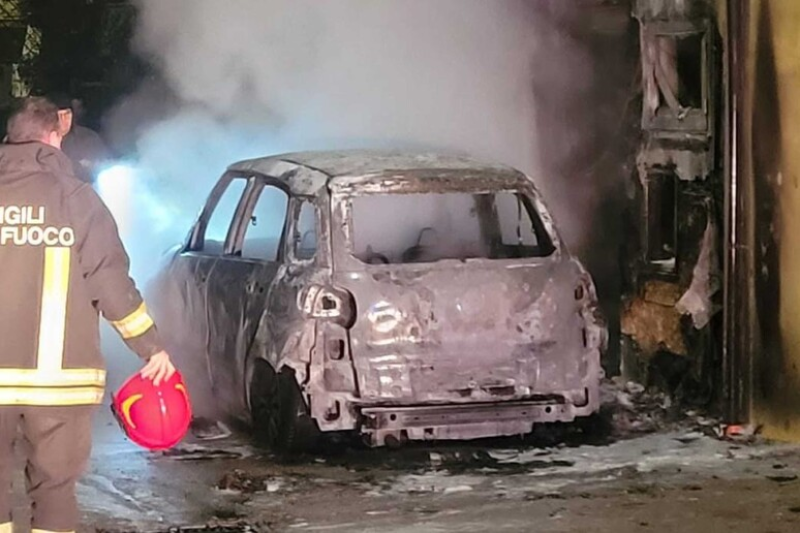 Va a fuoco un auto a Pratola Peligna. Sventata la tragedia - Foto