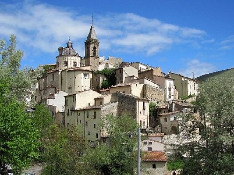 Cocullo. Tormenta la vicina di casa titolare di un'attività di ristorazione - Foto