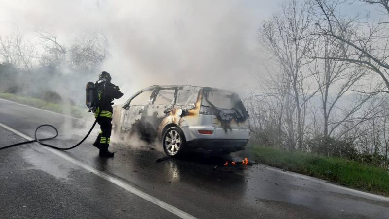 Va a fuoco un’auto in viaggio tra Ancarano e la bonifica del Tronto: il conducente illeso - Foto