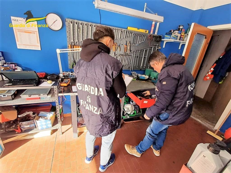 Un'autofficina meccatronica irregolare a Roseto: sanzioni anche per i clienti - Foto