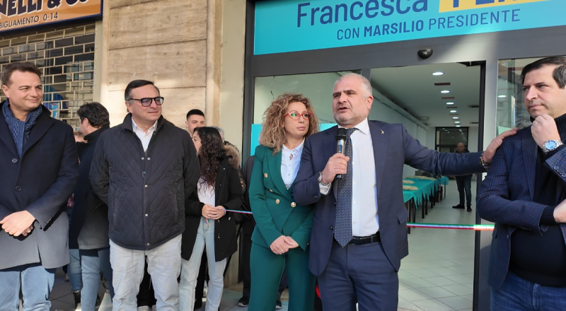 Regionali Abruzzo. Francesca Persia inaugura la sede: "Votate chi di lavoro non fa il politico" - Foto