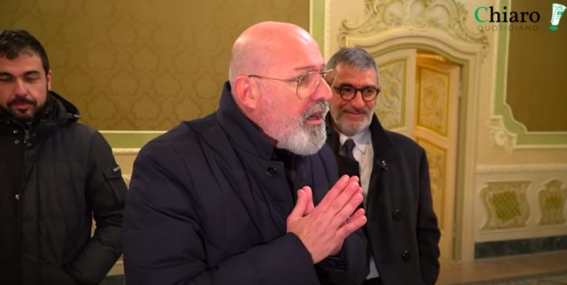 Bonaccini si irrita con un giornalista per una domanda sul superbonus. D'Amico in silenzio guarda la scena - Foto