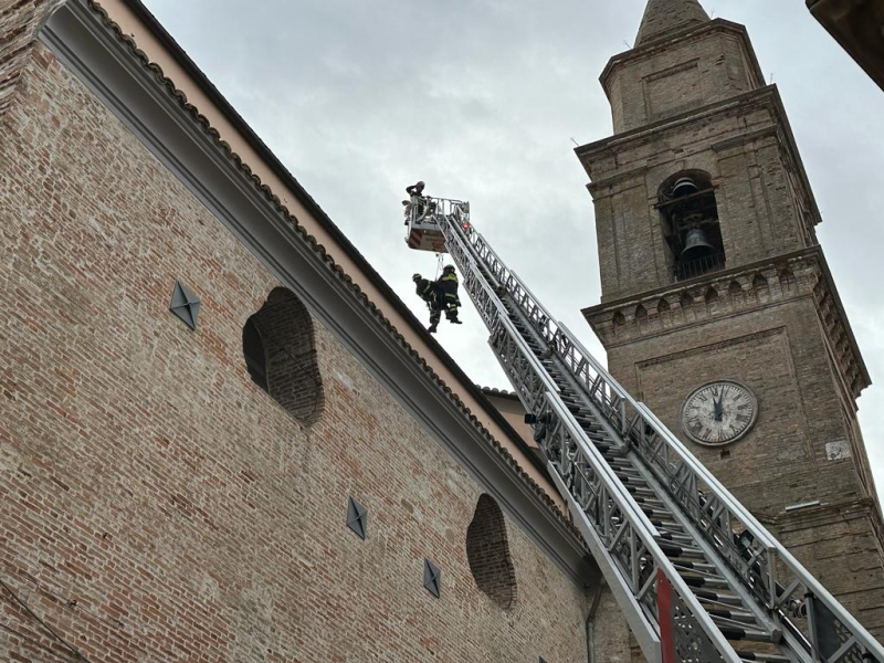 Brucia ancora la chiesa Santa Croce e Santa Maria della Misericordia di Bellante - Foto