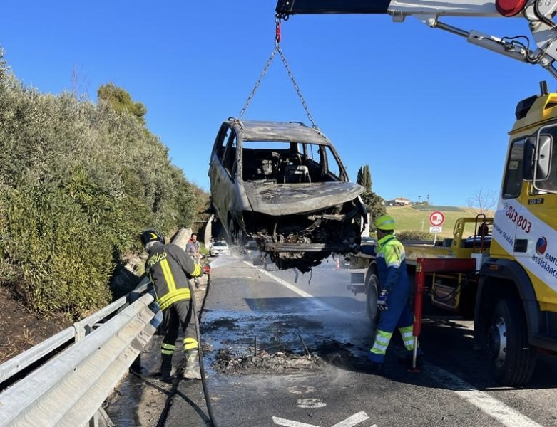 Incendio in A14 dopo il casello di Mosciano: distrutta un'auto - Foto