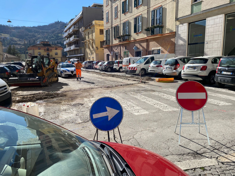 Scavi senza autorizzazione: la polizia locale ferma i lavori di una ditta in piazza del Carmine - Foto