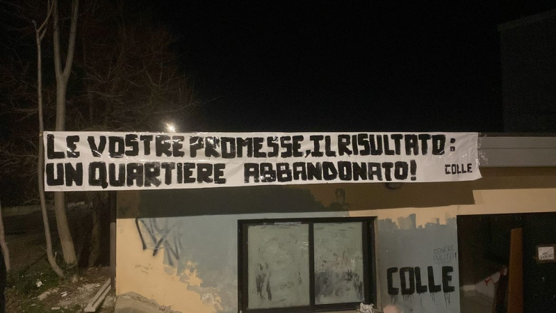 "Le vostre promesse, il risultato: un quartiere abbandonato", la delusione di Colleatterrato in uno striscione - Foto