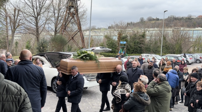 L’ultimo saluto a Dino Taraschi, l’anziano cercato per giorni da tutta la città di Teramo - Foto