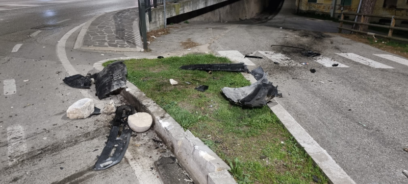 La folle corsa di un suv nella notte distrugge piazzole e cordoli a Teramo - Foto