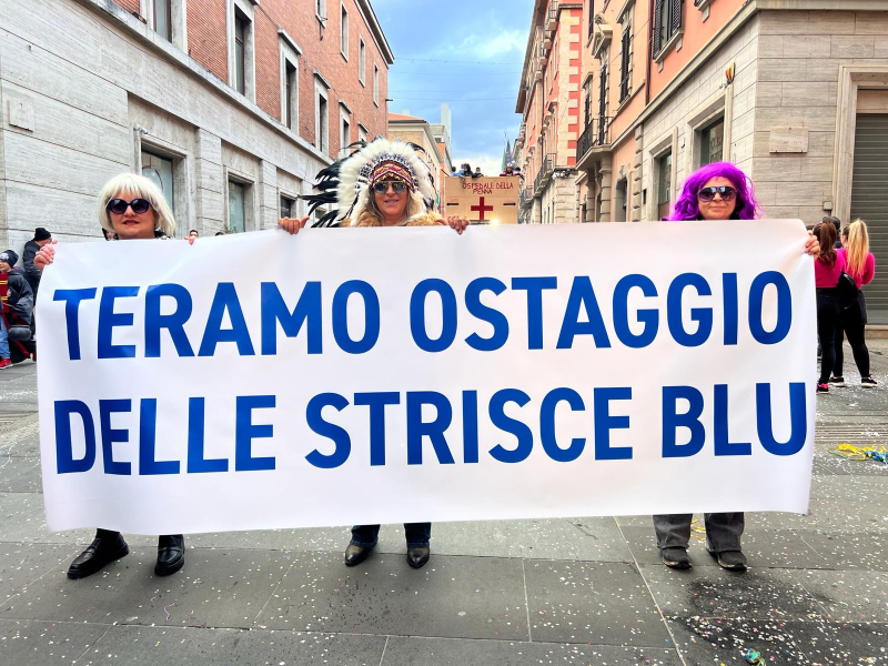 A Teramo con i carri di Carnevale si sfila contro le strisce blu - Foto