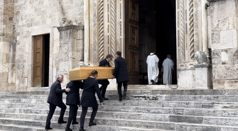 L’ultimo saluto di Teramo a don Davide Pagnottella - Foto