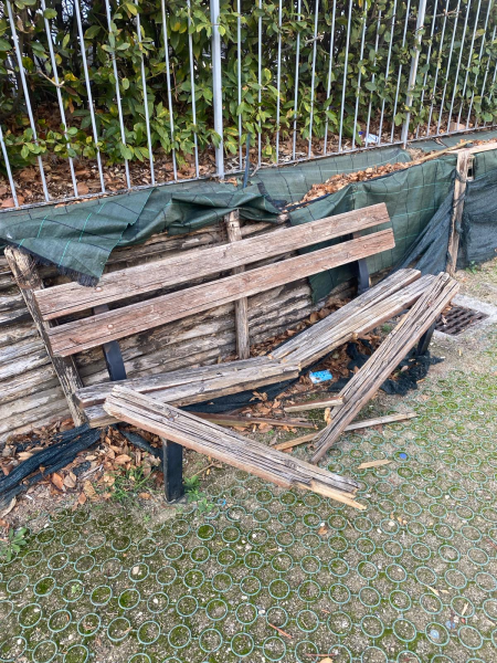 Vandalizzato il parco giochi di via San Luca a Colleatterrato Basso - Foto