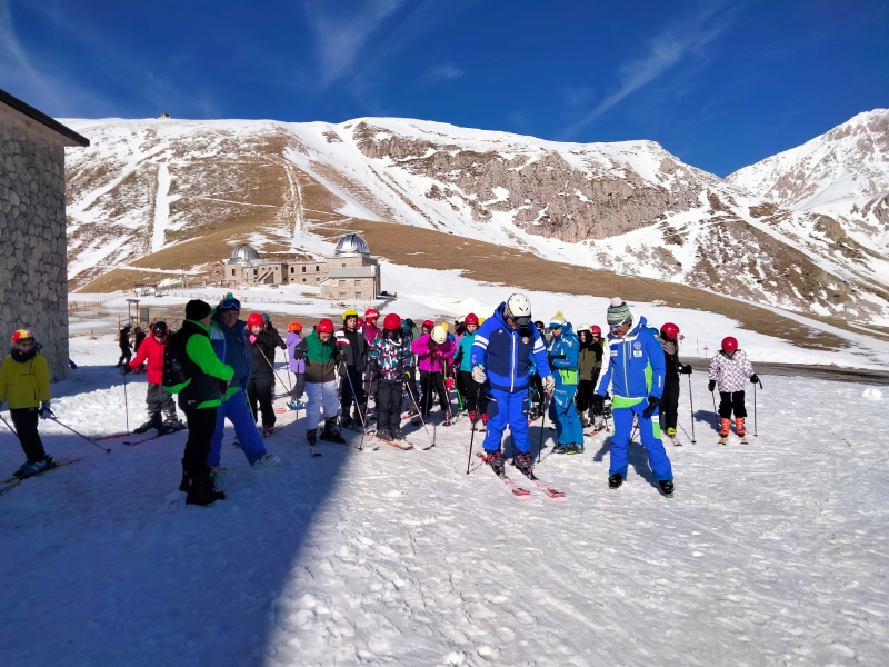 Gli alunni del M.Hack di Castellalto-Cellino vivono la neve a Campo Imperatore - Foto