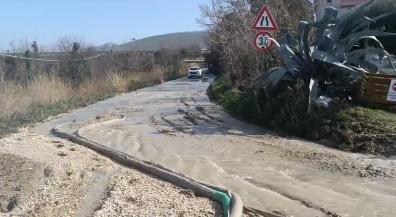 Si rompe una tubatura in località Grasciano di Notaresco: allagati scantinati, strade e uliveti - Foto