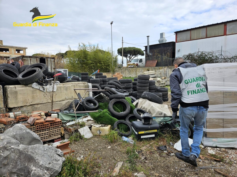 Città Sant'Angelo. Sequestrate una carrozzeria abusiva e una discarica di rifiuti pericolosi - Foto