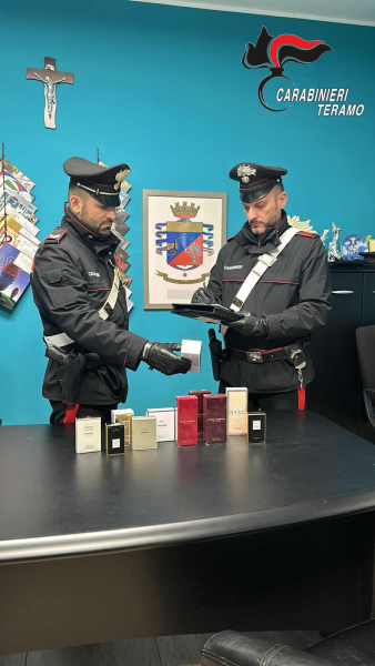 Tenta di rubare 1200 euro tra profumi e prodotti di cosmesi e poi aggredisce i carabinieri - Foto