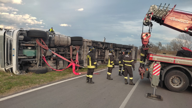 Esce di strada e si ribalta un autoarticolato nella zona artigianale di Nereto - Foto