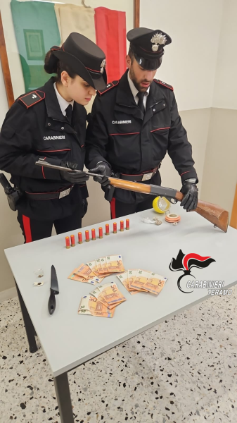 Droga, armi illegali e banconote false sequestrate dai carabinieri in Val Vibrata - Foto