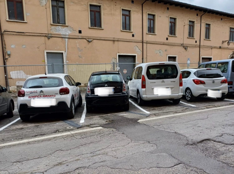 I nuovi stalli di piazza Verdi fuori misura: dopo qualche ora già le prime discussioni - Foto