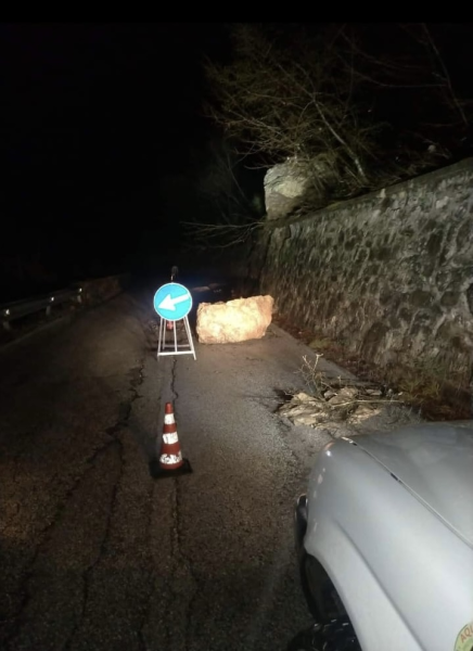 Due massi scivolano sulla strada provinciale Ponte Arno - Prati di Tivo - Foto