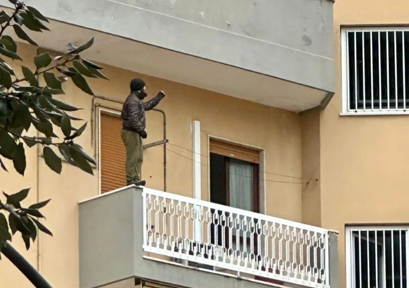 Pescara. Dopo 44 ore di negoziazione, l’uomo che minacciava il suicidio è stato bloccato - Foto