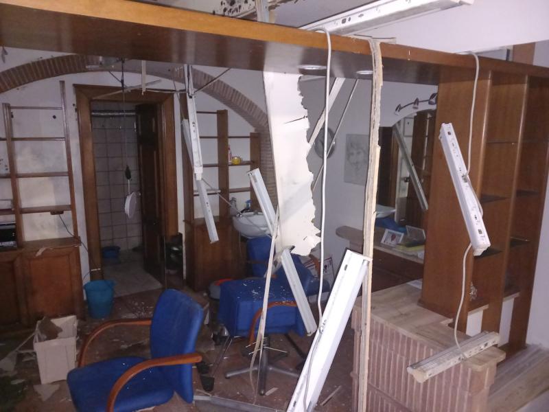 FOTO- Teramo. Crolla il soffitto di un negozio nel sottopasso di Piazza Martiri - Foto