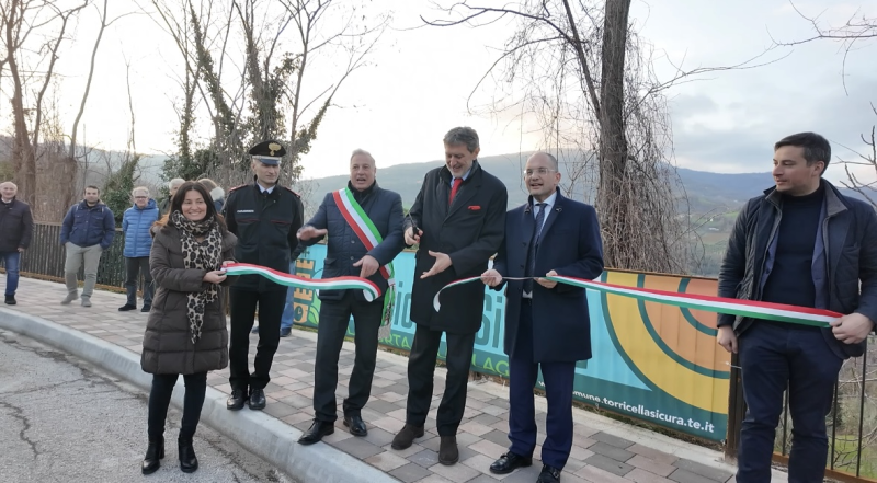 Inaugurata la pista ciclopedonale a Torricella Sicura: al taglio del nastro il commissario Castelli - Foto