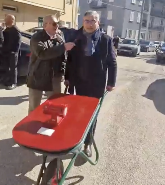 L'onorevole D'Alfonso con la carriola a sirene spiegate sotto alla Asl di Teramo - Foto