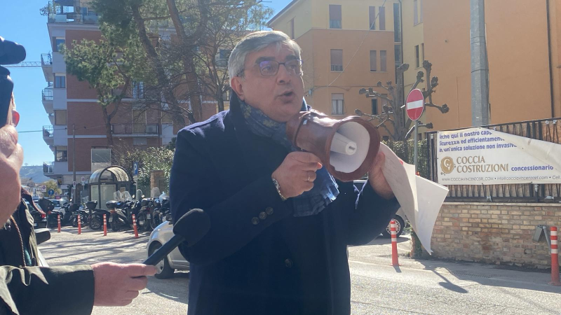 D'Alfonso sul mancato appuntamento con Di Giosia: «Ero in Parlamento, lo organizzeremo» - Foto