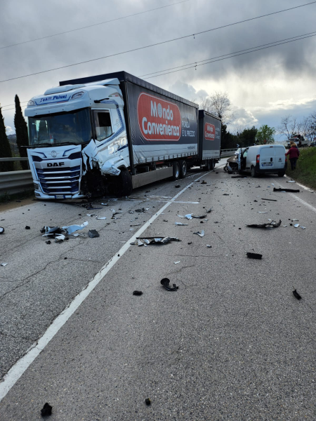 Rocambolesco incidente all'altezza del bivio di Canzano: coinvolti quattro mezzi - Foto