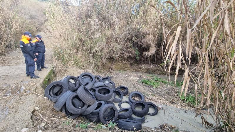 Controlli Guardia Costiera a Silvi e Pineto. 760 kg di pneumatici sull’argine del Torrente Cerrano - Foto