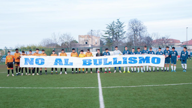 Bullismo e cyberbullismo, il settore giovanile della Santegidiese in campo con lo striscione dedicato - Foto