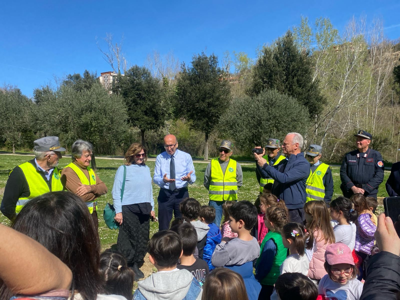 Giornata mondiale delle foreste, la materna D'Alessandro piantuma il parco fluviale - Foto