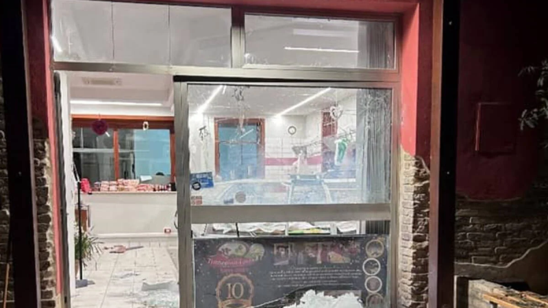 San Salvo. Bomba carta fatta esplodere davanti ad una macelleria - Foto