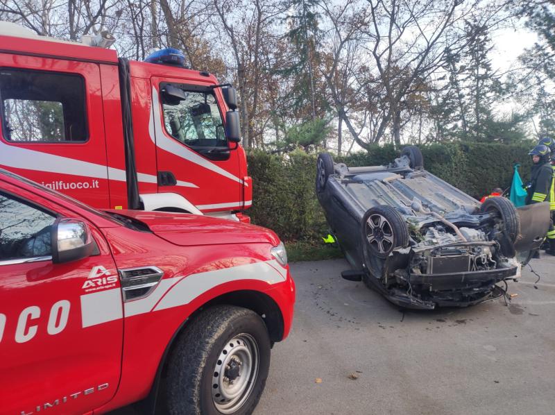 Si ribalta l'auto sulla carreggiata: muore il conducente di 42 anni - Foto