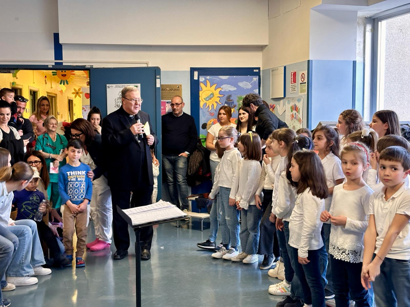 Il coro Accademia Acquaviva di Giulianova al reparto di pediatria del Mazzini di Teramo - Foto