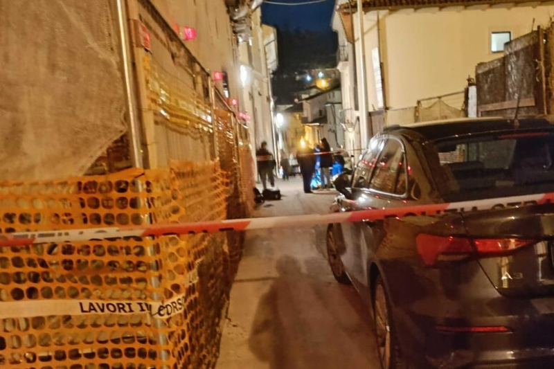 Presi i due presunti aggressori dell'uomo trovato morto in centro a L'Aquila - Foto