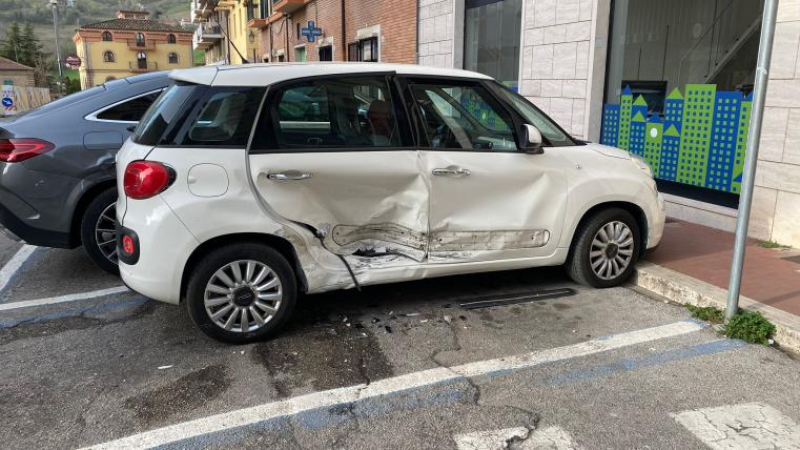 Incidente in centro a Teramo: colpite alcune auto parcheggiate in piazza del Carmine - Foto